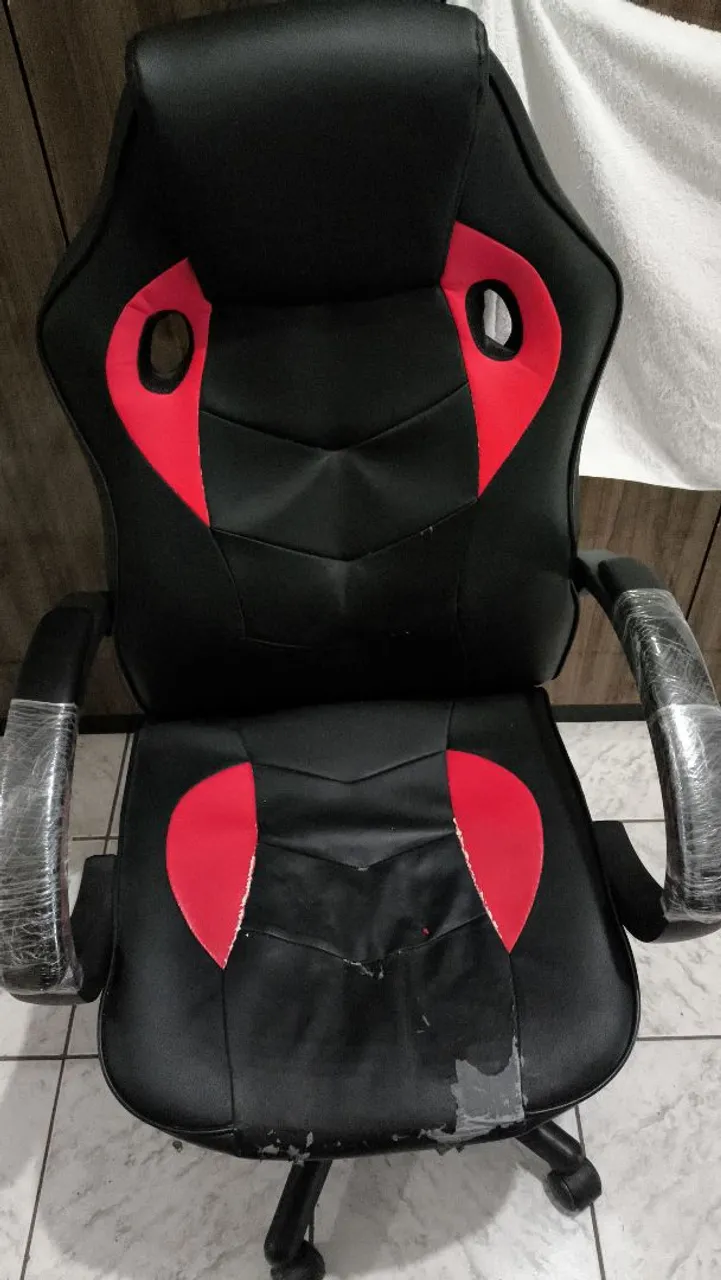 Cadeira Gamer com Detalhes em Vermelho