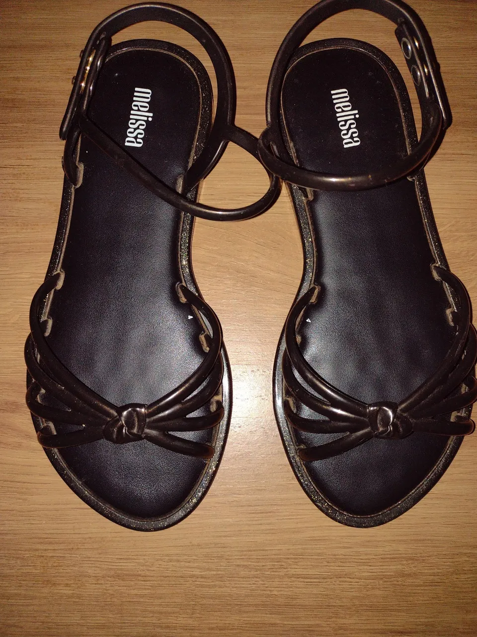Sandália Melissa preta com detalhes em glitter