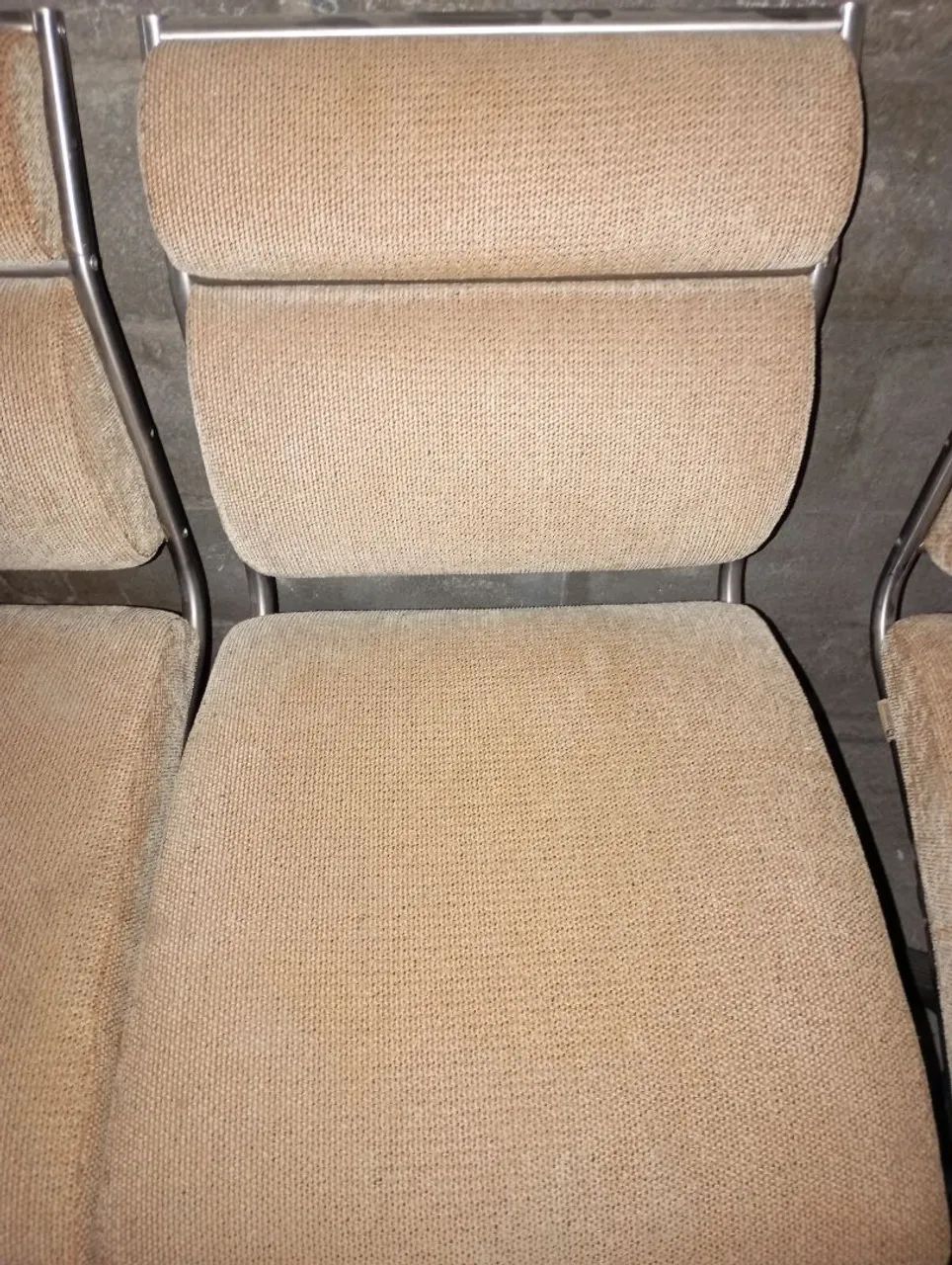 Cadeiras aveludadas usadas 
