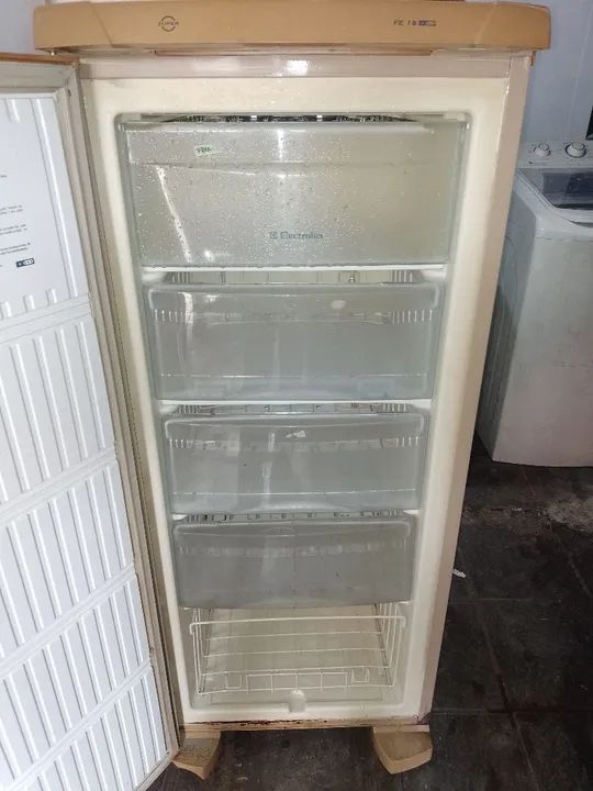 Vendo está freezer Electrolux pequena vertical  - Foto 4