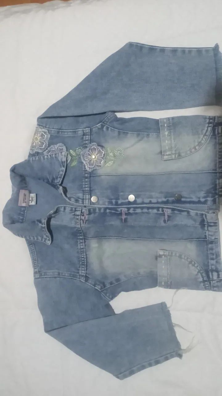 Jaqueta Jeans Infantil com Detalhes Florais