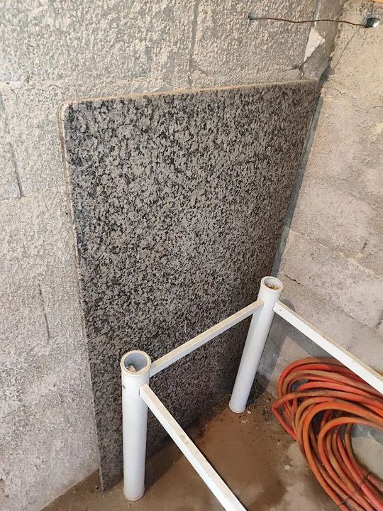 Mesa de granito com base branca em metal  - Foto 4