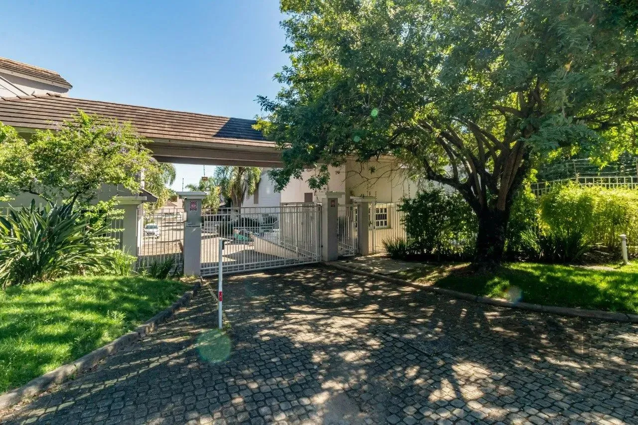 CASA 3 D, 1 SUÍTE, 2 VAGAS DE GARAGEM EM CONDOMINIO FECHADO, PISCINA, ACADEMIA, CHURRASQUE