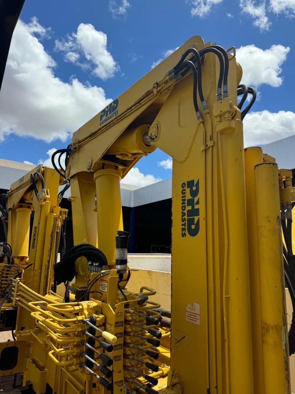 VENDE-SE MUCK DE 16 CARROCERIA E CABINE SUPLEMENTAR 2022 SO VENDO TUDO ! - Foto 2