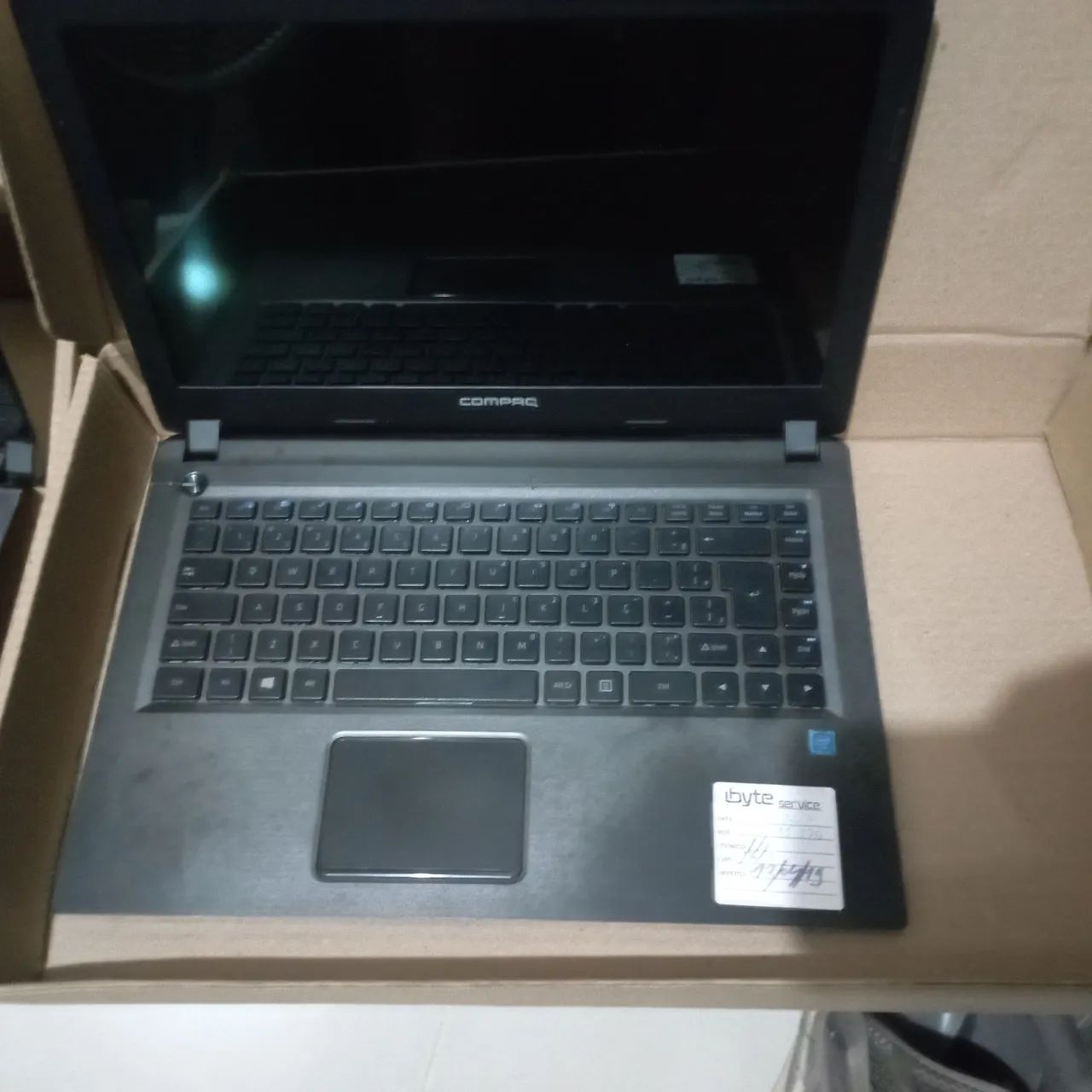 Lote informática, com 8 caixas: notebooks, peças e sucatas, ideal para técnicos"