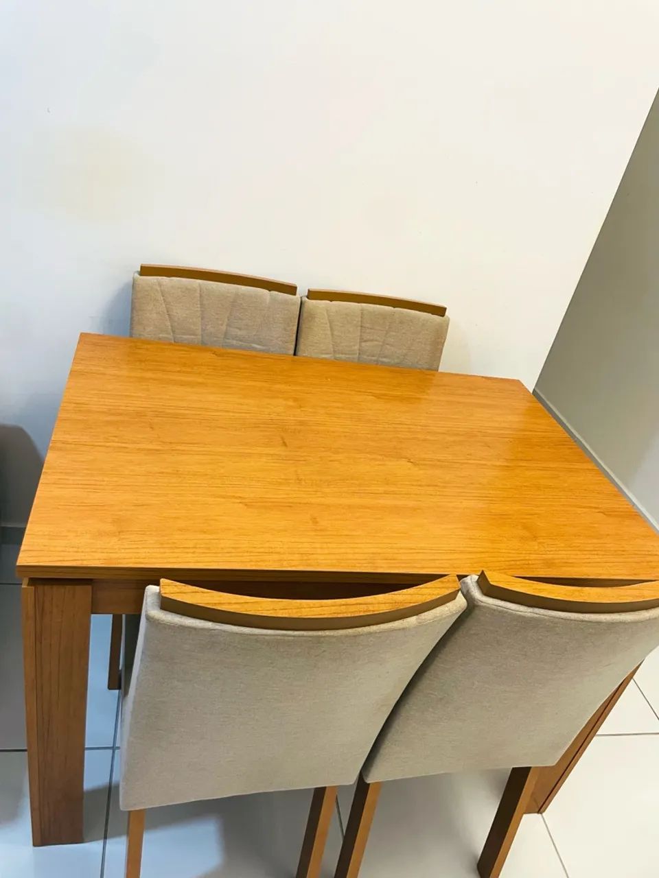 Mesa de madeira para sala de jantar e 4 cadeiras