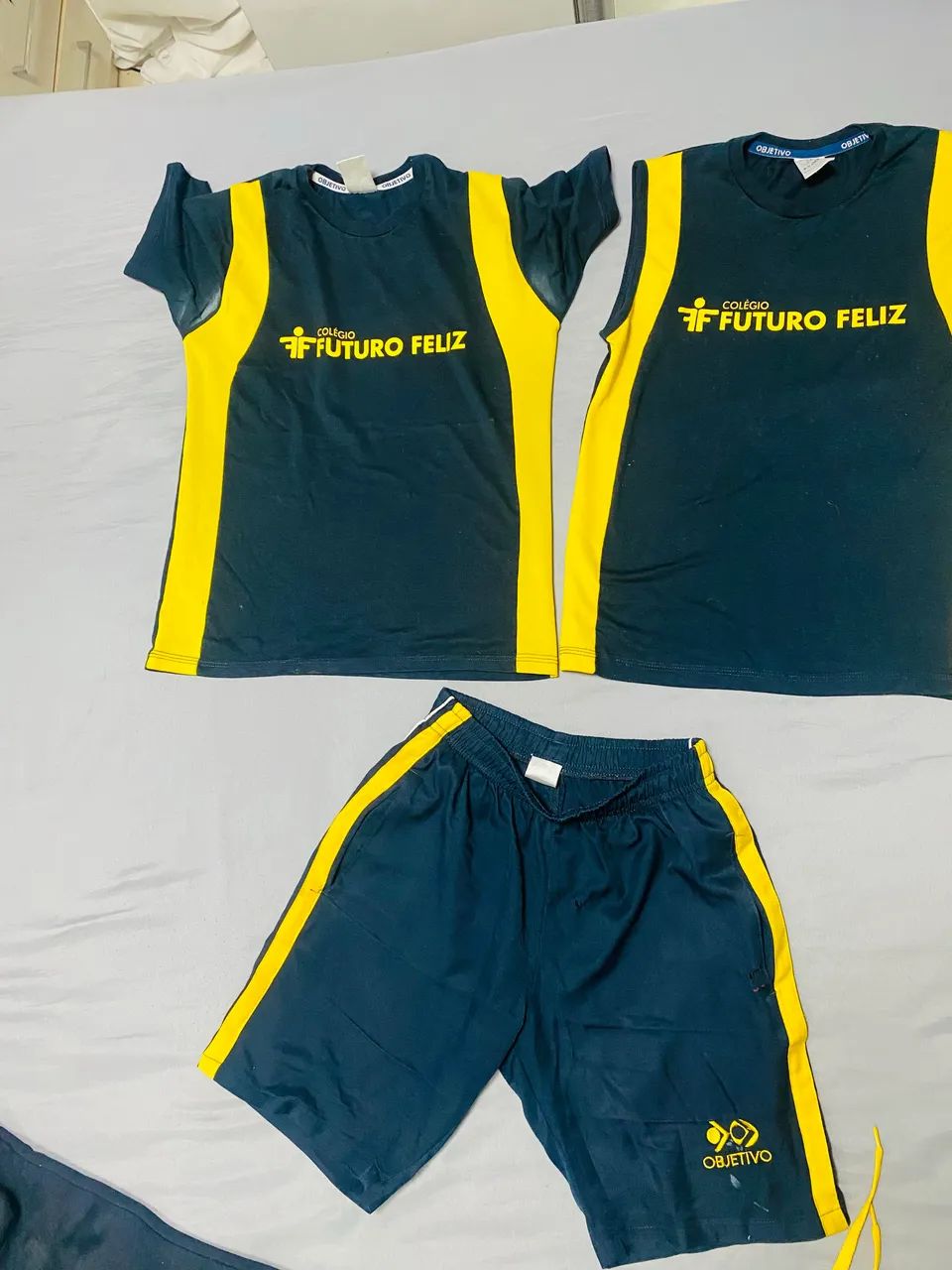 Kit uniforme escolar objetivo - Duas camisetas e uma bermuda 