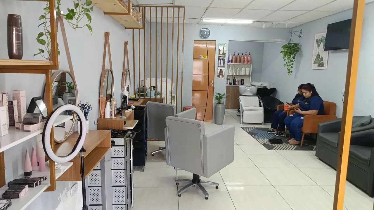 Vaga pra auxiliar cabeleireiro e manicure - Foto 2