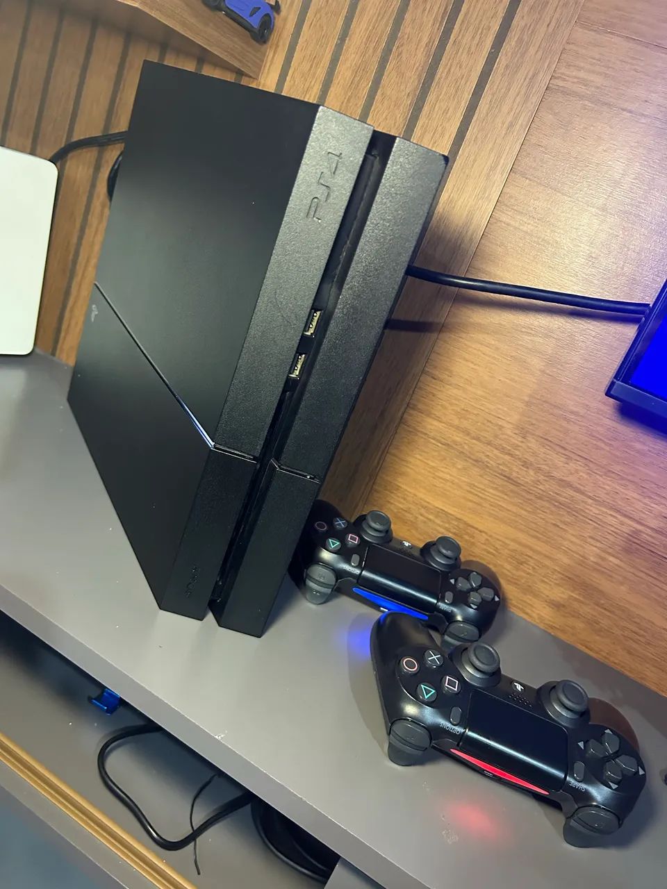 PS4 com 2 controles 