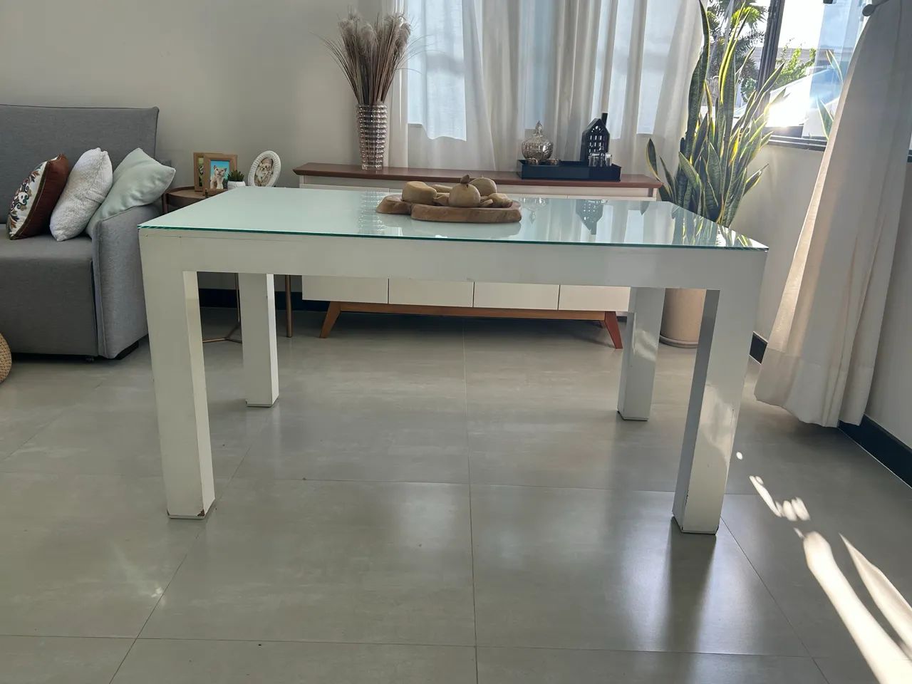 Mesa em Madeira laqueada com tampo de vidro. - Foto 2