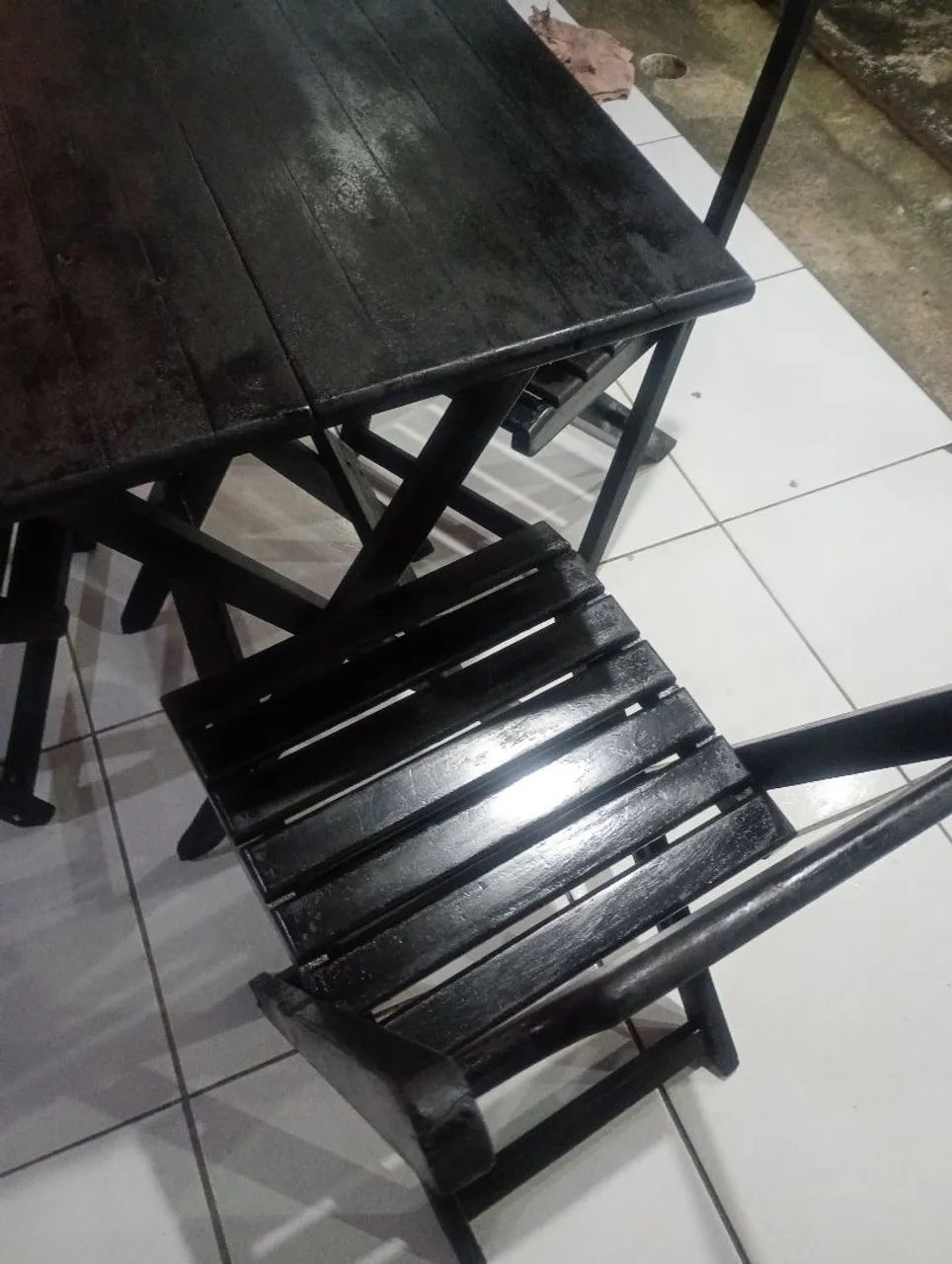 Mesa de madeira com três cadeiras  - Foto 4