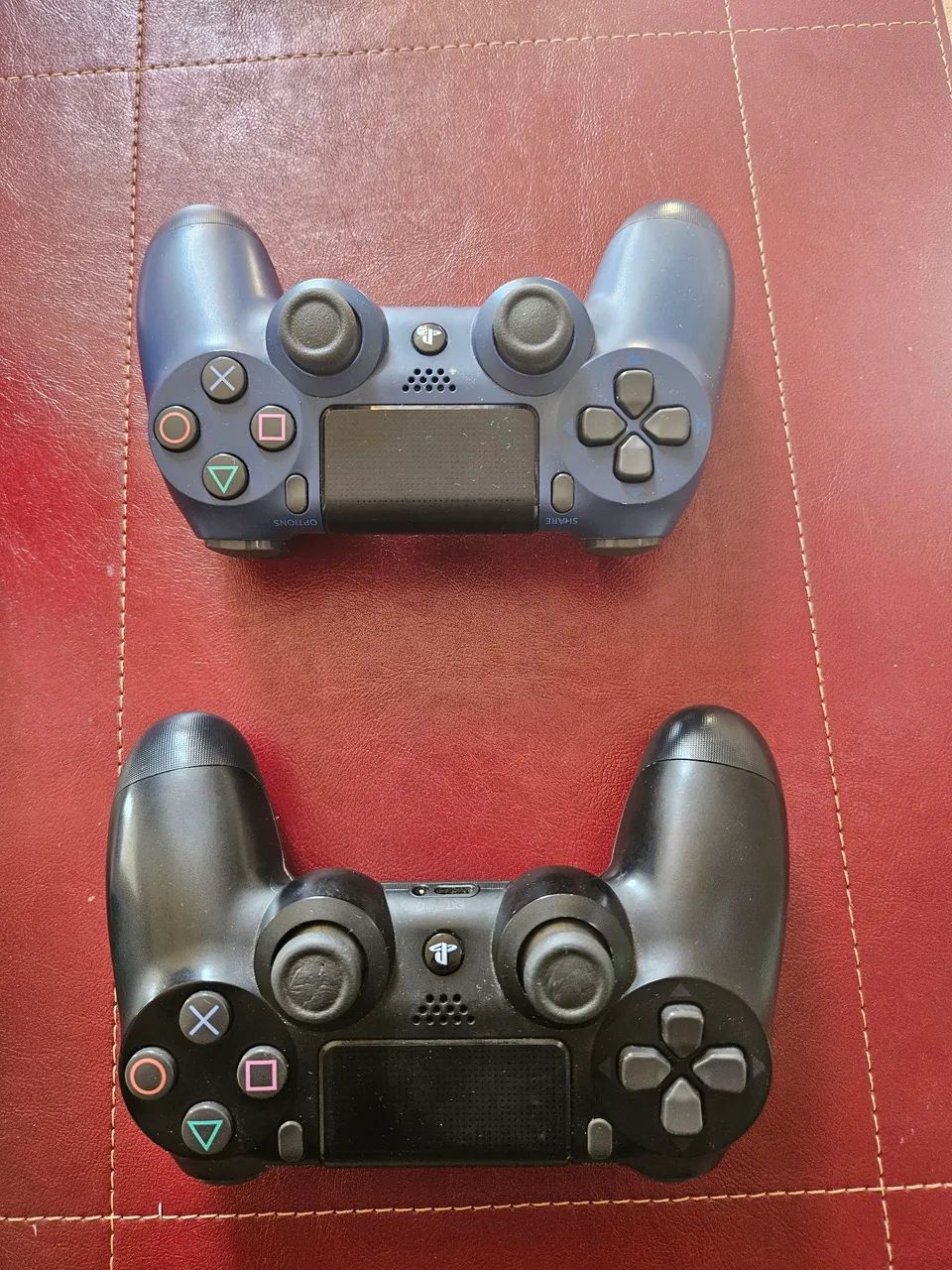 PlayStation 4  com 2 manetes, azul e preta. - Foto 2