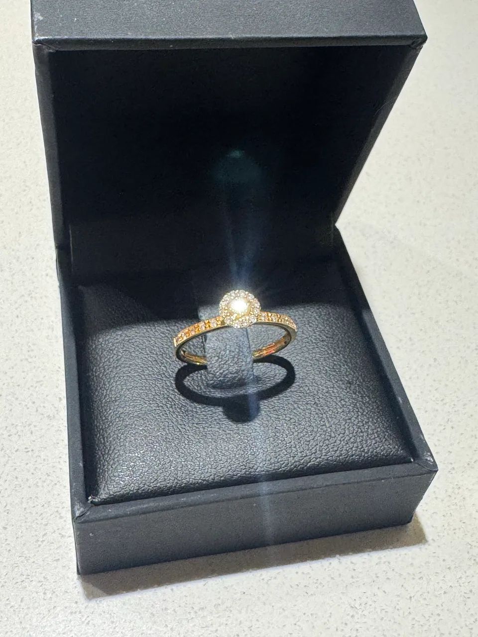 ANEL PAVÊ 1 diamante ouro 18 kilates 