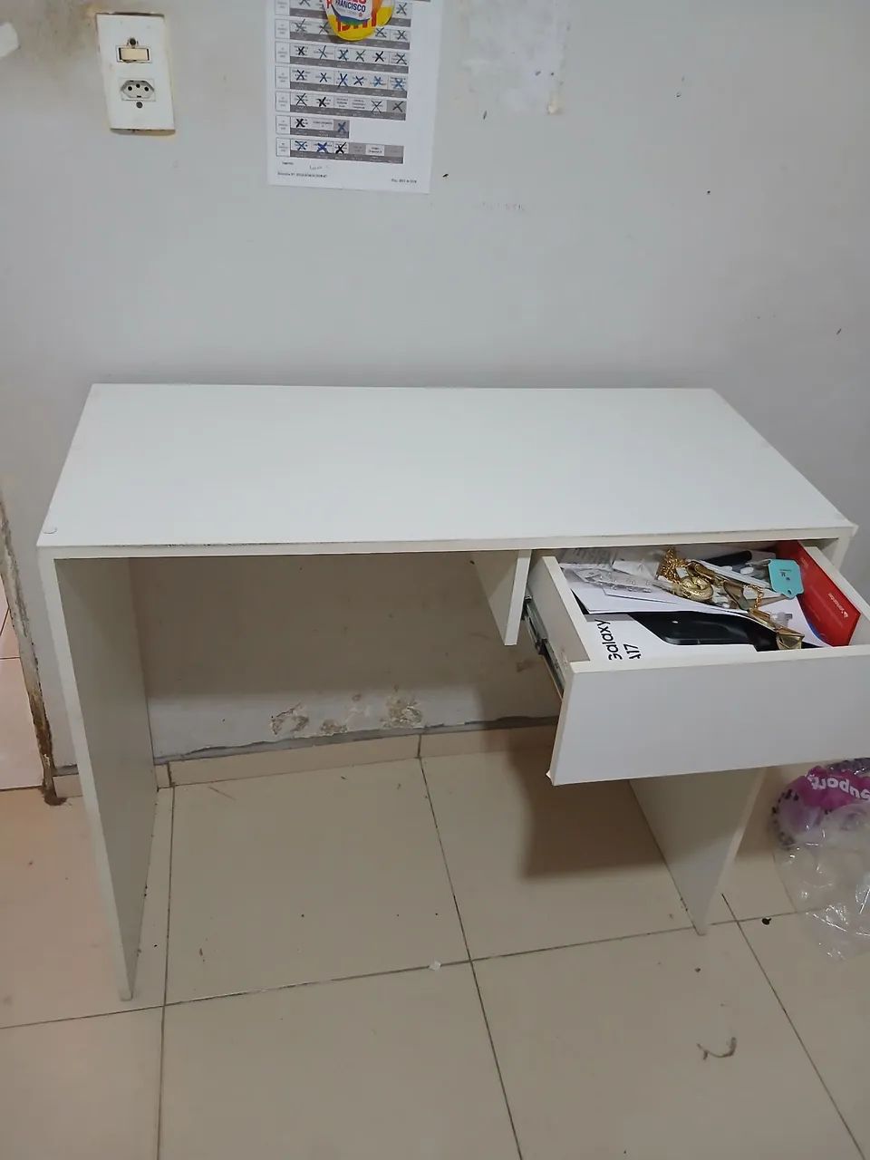 VENDO MESA DE ESTUDOS COM GAVETEIRO - Foto 3