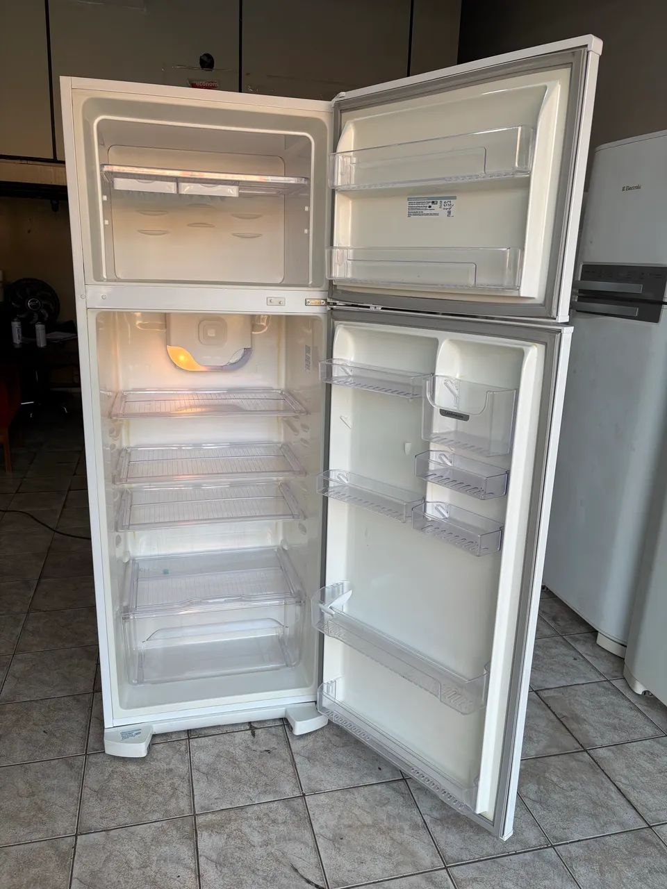 GELADEIRA DUPLEX ELETROLUX SEMI NOVA 460 LITROS  - Foto 2