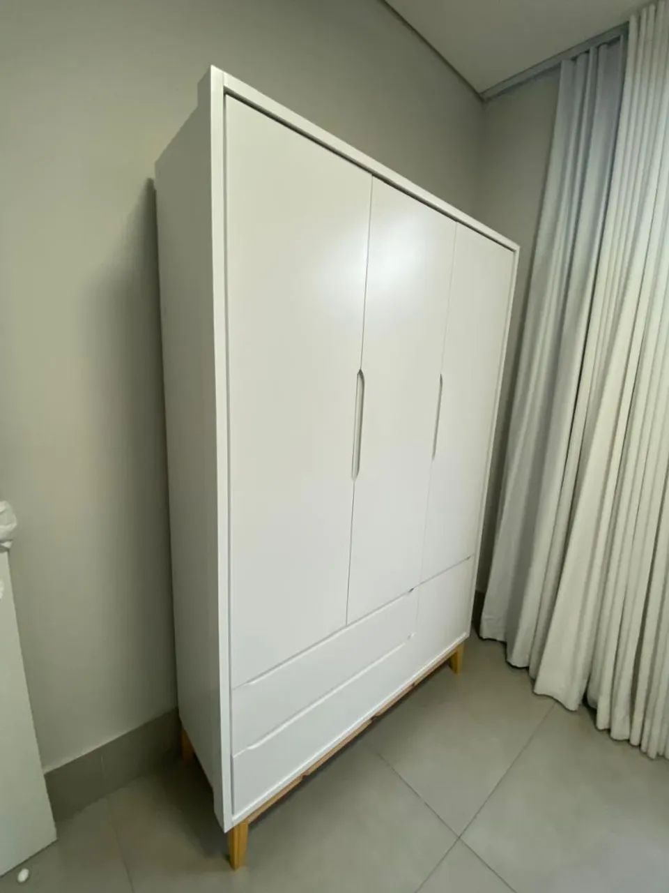 Conjunto de guarda roupa, cômoda e prateleira para quarto infantil.