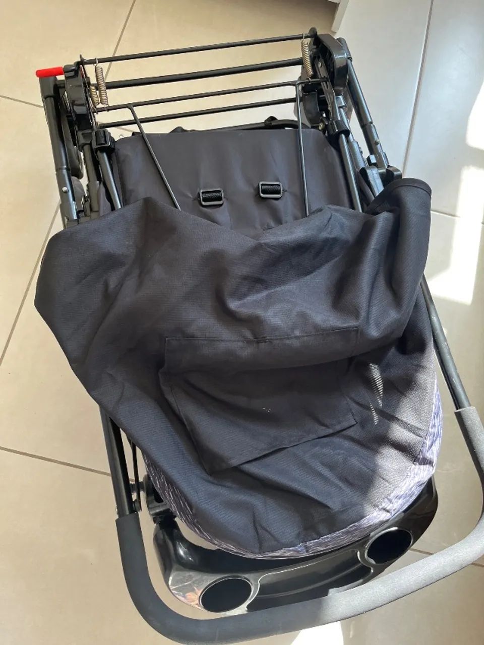 Carrinho de bebê com o bebê conforto - Foto 4