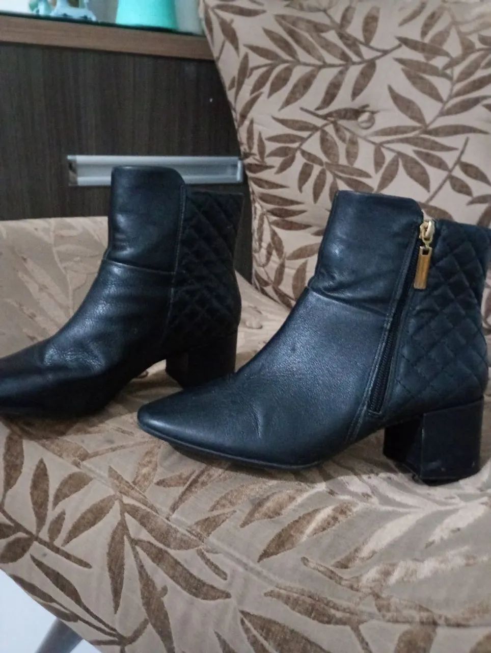 Bota em corino n35 semi nova.