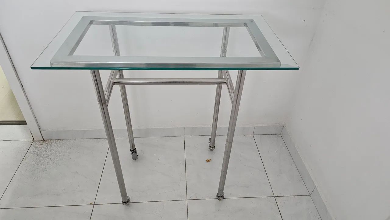 MESA PARA MATERIAL CIRÚRGICO 