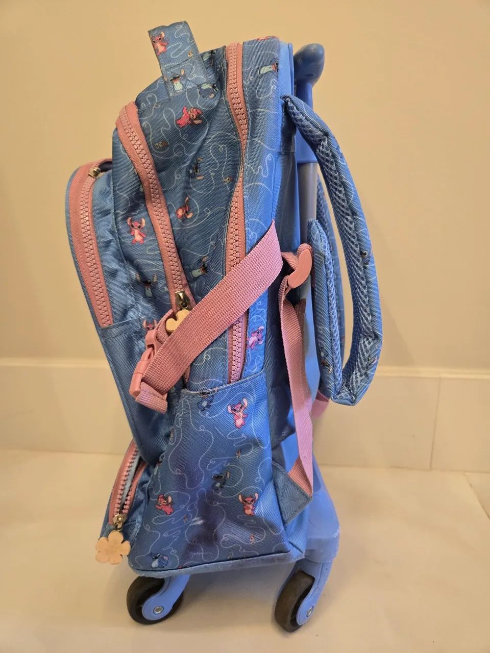 Mochila Infantil Stitch com Rodinhas - Foto 4