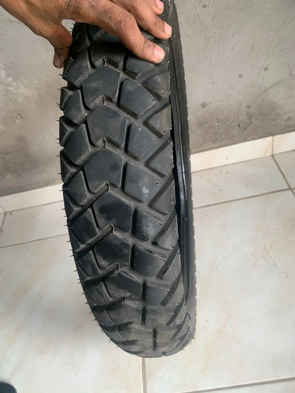 Vende-se Pneu de XR em estado ótimo. Valor - 200 Tamanho - roda 18 Chama no Pv! - Foto 4