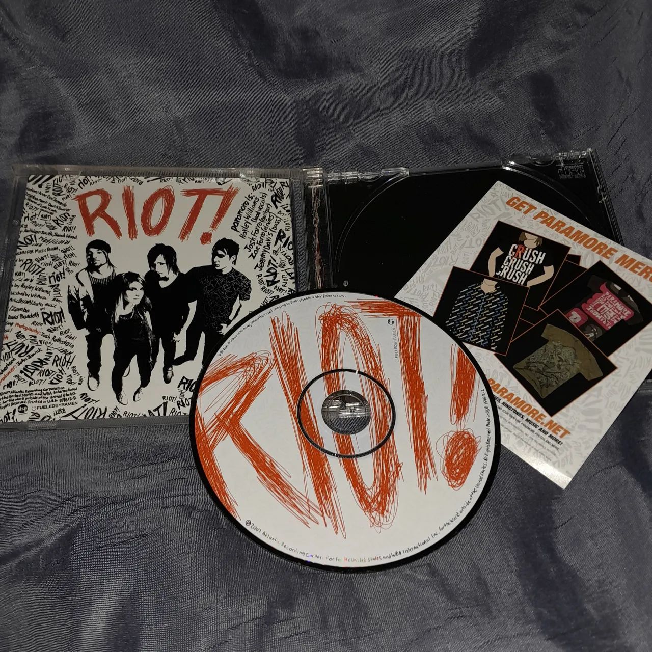 Cd Paramore - Riot - leia  - Foto 2