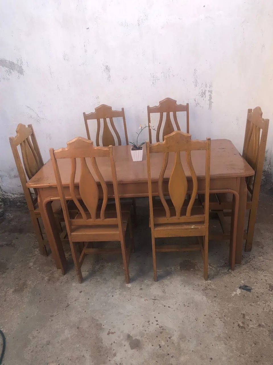Mesa de madeira angelim pedra semi nova com seis cadeiras pra vim buscar aqui em prazeres  - Foto 2
