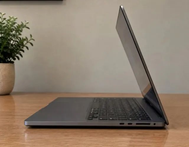 MacBook  PRO M5 Pro 48GB 1TB - 16 Polegadas - Até 18x - 4 ciclos de bateria (100%)