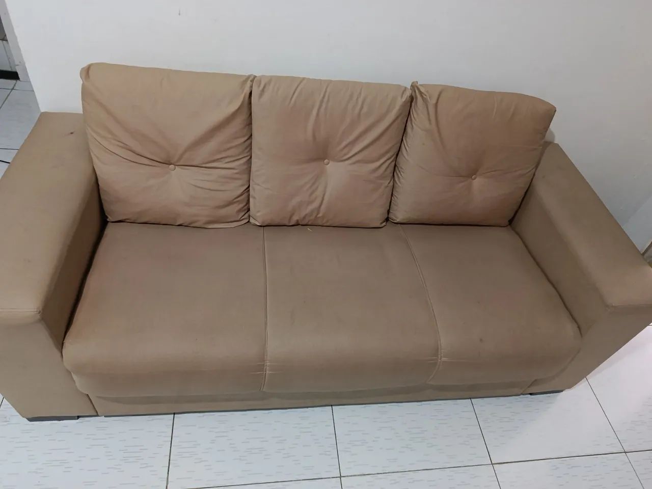 Sofá 3 lugares com tecido impermeável 