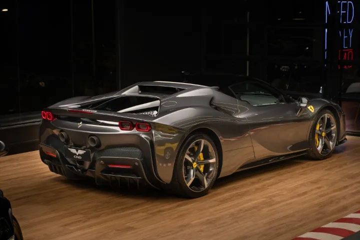 Ferrari SF 90 STRADALE 4.0 V8 Bi-Turbo (Híbrido), foto 13 de 18