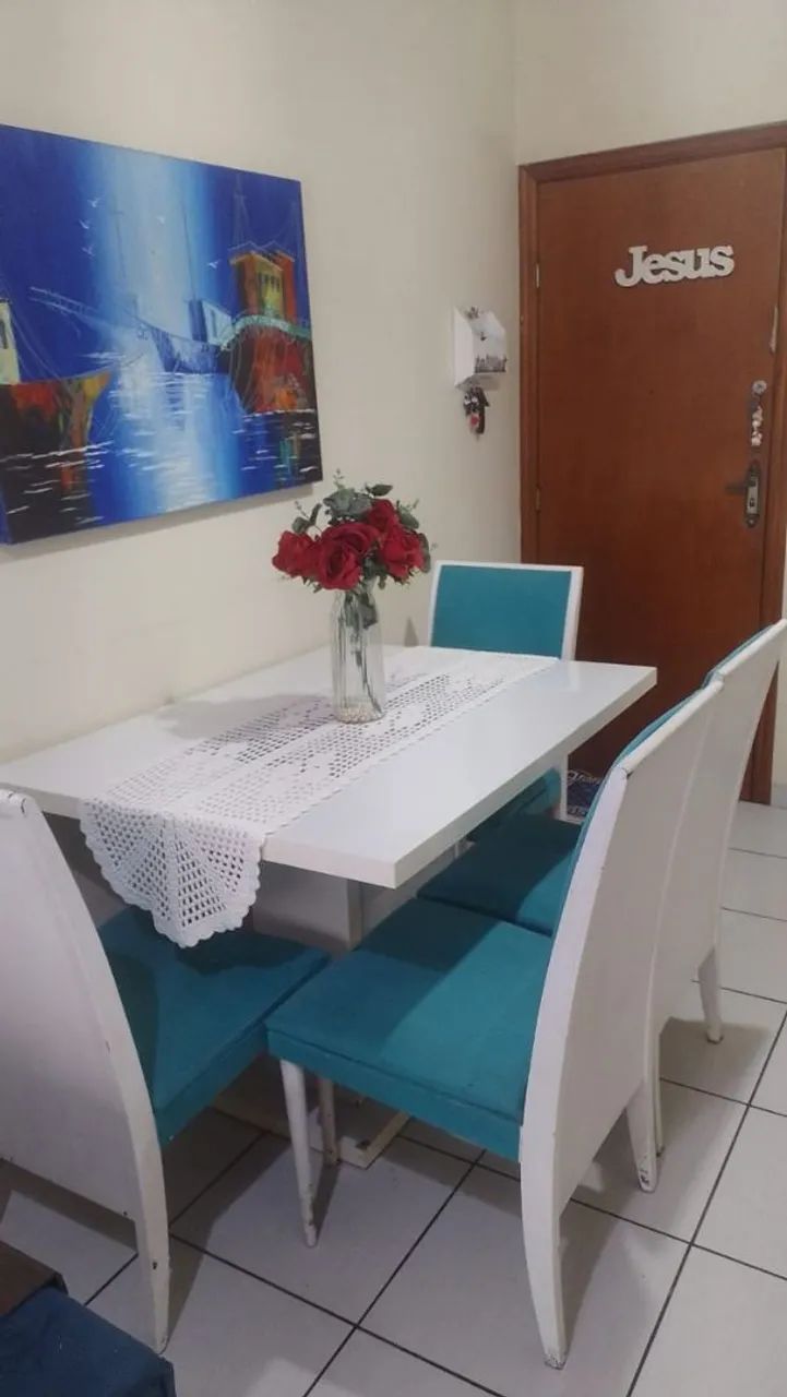 Mesa de madeira maciça com 4 cadeiras  - Foto 2