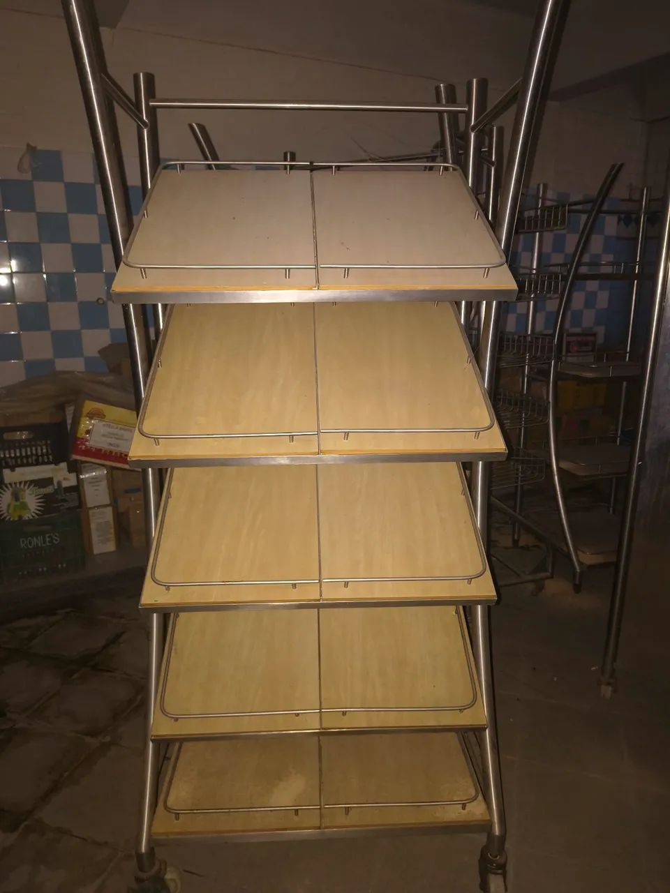 Estante Expositora Inox - 5 Prateleiras com Rodízios