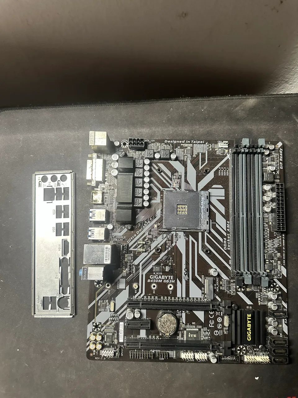 Placa mãe b450m gigabyte funcionando perfeitamente 