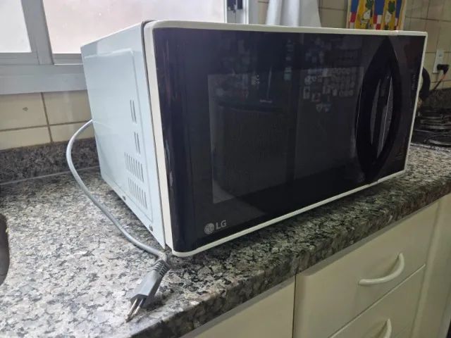 Micro-ondas LG MS3091BCA 220V 30 litros - Foto 4