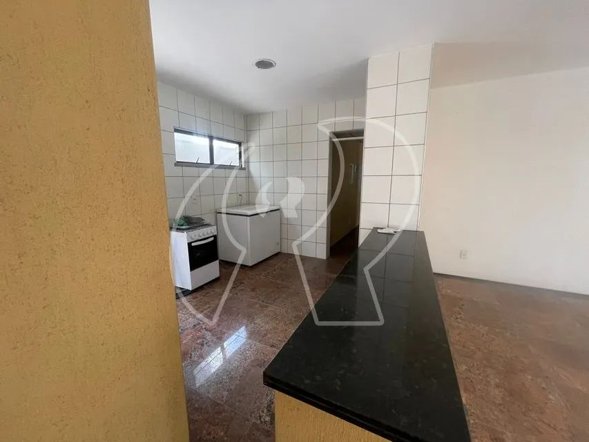 Excelente localização, amplo apartamento com 04 suítes, jacuzzi, DCE, wc's com armários e  - Foto 5