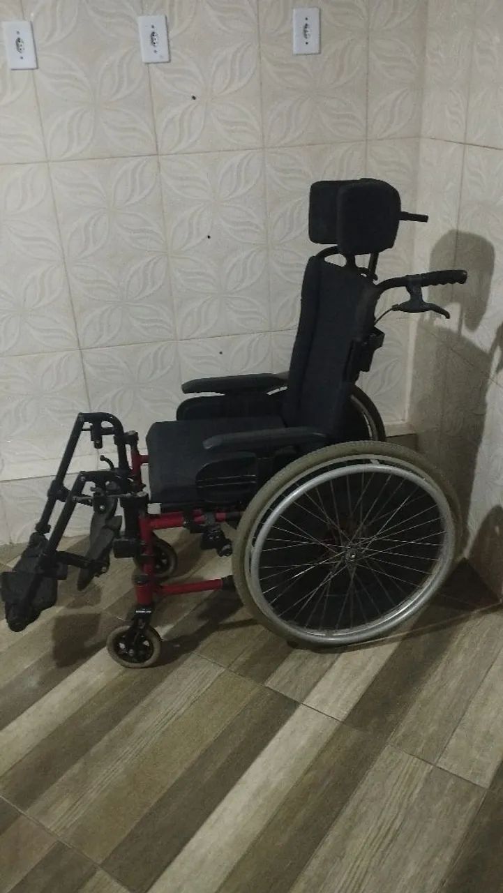 Cadeira de rodas hospitalar usada 