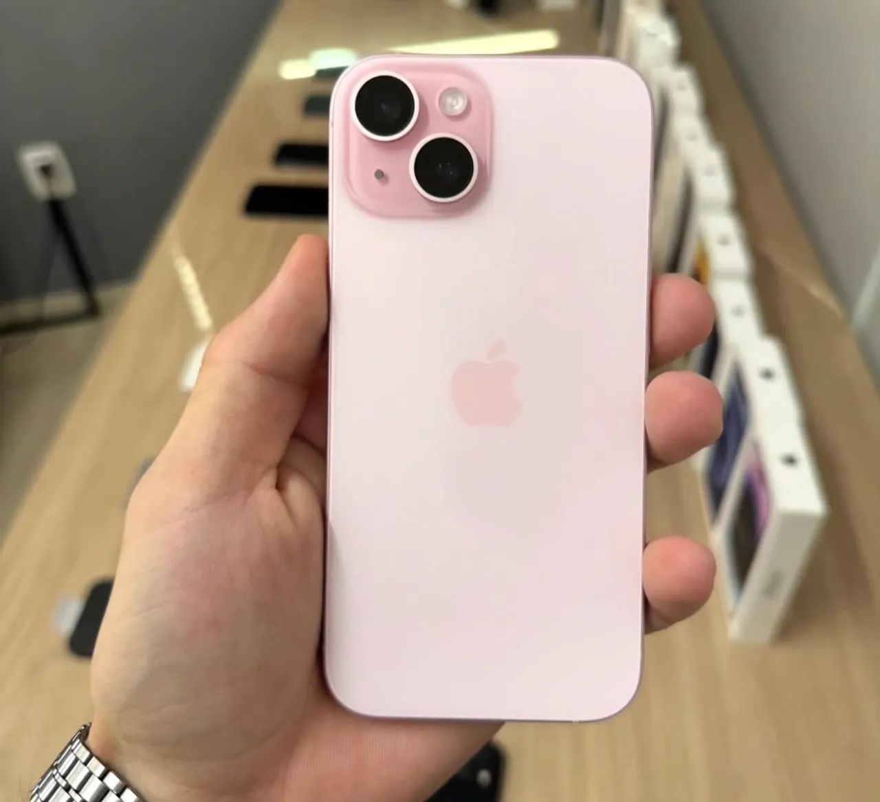 iPhone 15 rosa semi novo 