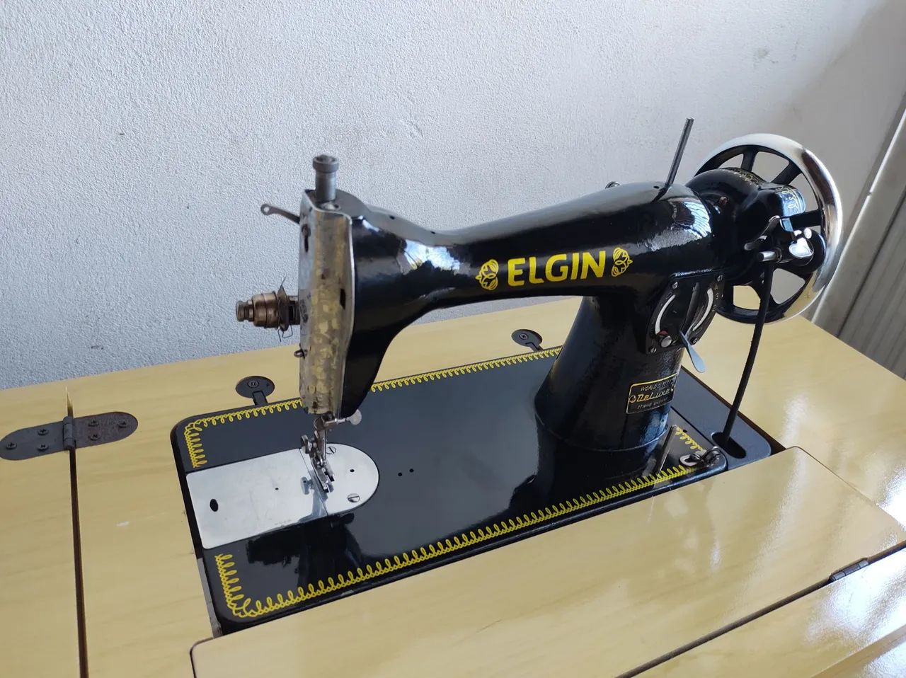 Máquina de Costura Elgin com Gabinete e Pedal - Foto 2