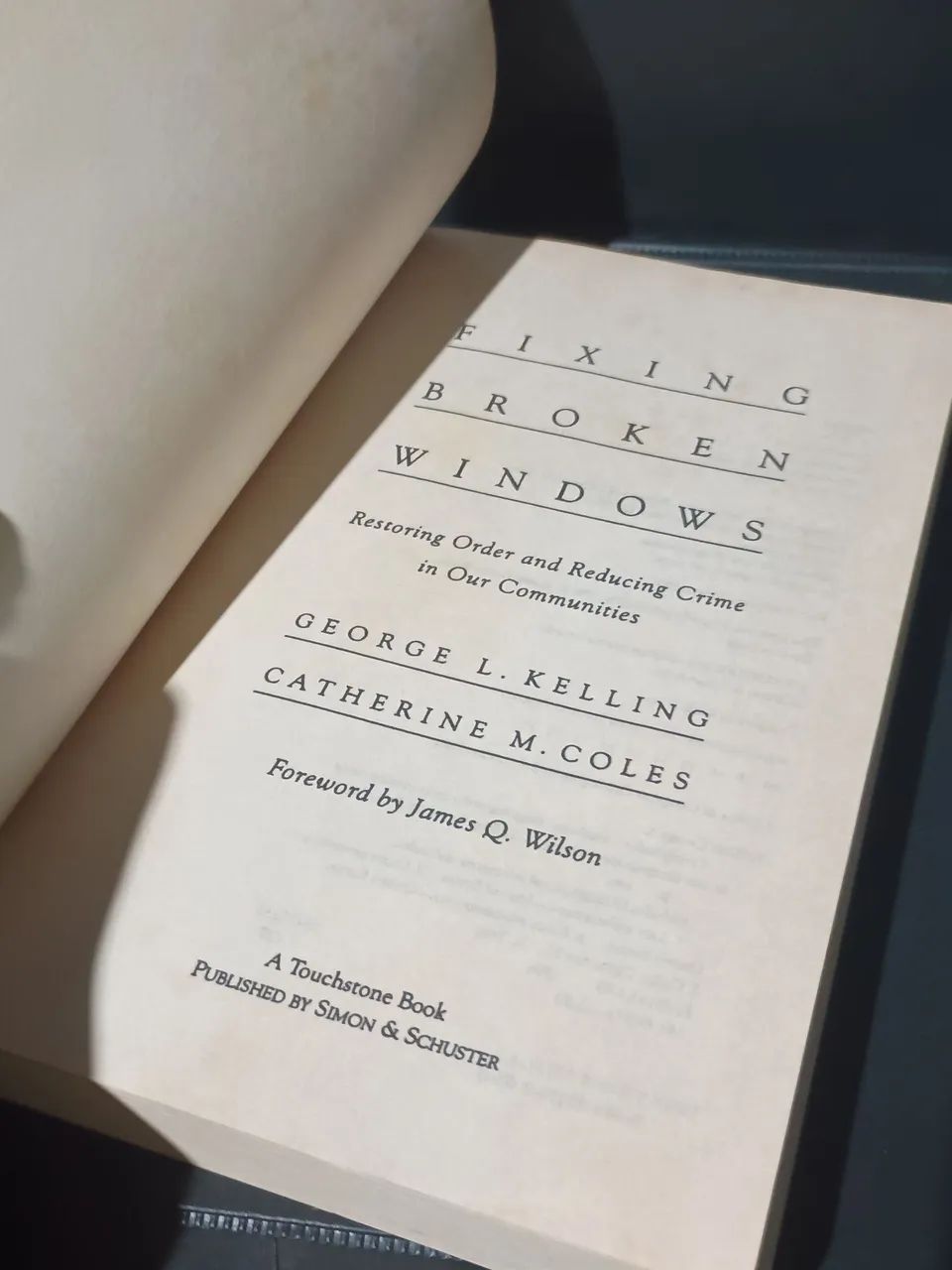 O livro da imagem é "Fixing Broken Windows - Foto 2