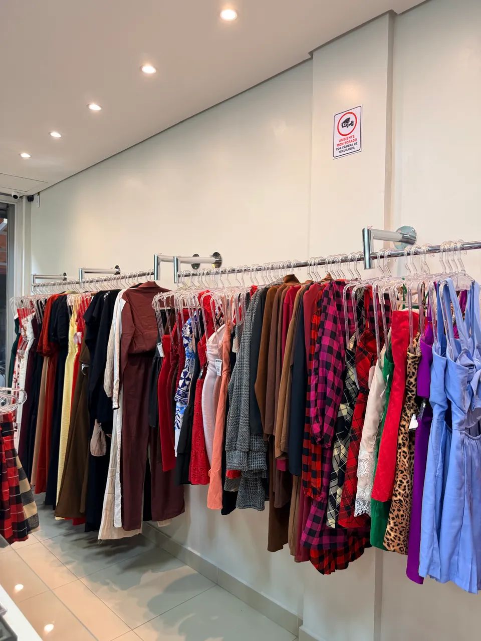 Arara de roupa de parede - Foto 2