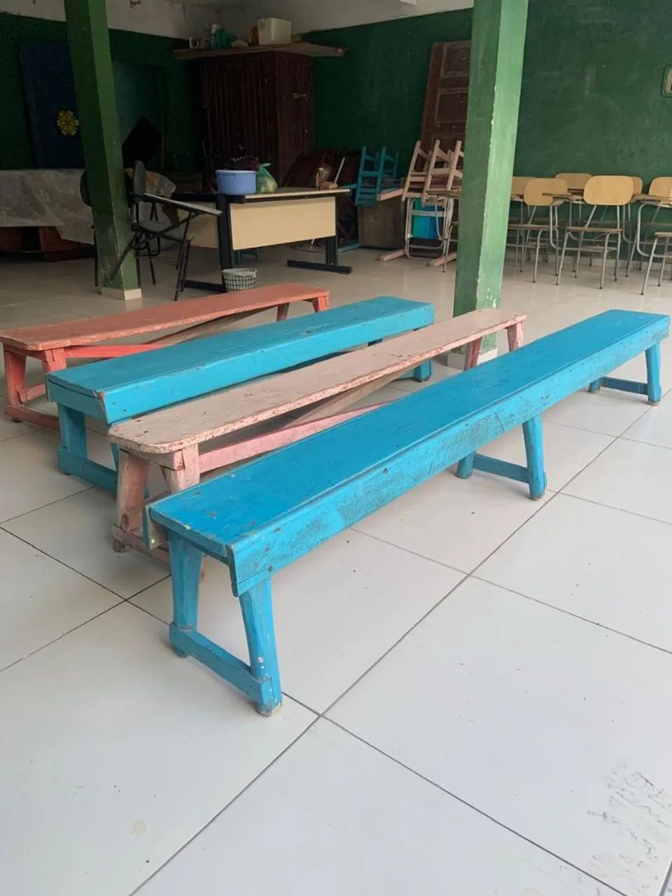 4 bancos de escola infantil