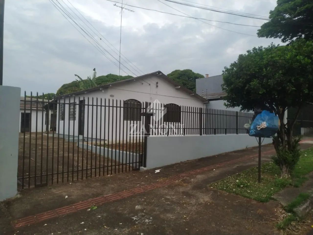 Casa da Frente com 03 quartos e demais dependencias , casa dos fundos com 01 quarto e dema