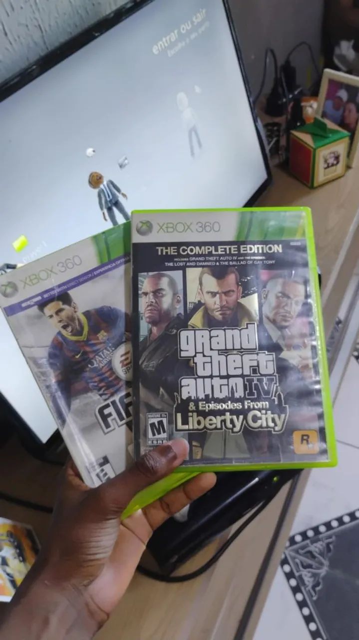 VENDO XBOX 360 SEMI NOVO, 2 CONTROLES E 4 JOGOS! ESTÁ BLOQUEADO! DONO ÚNICO!