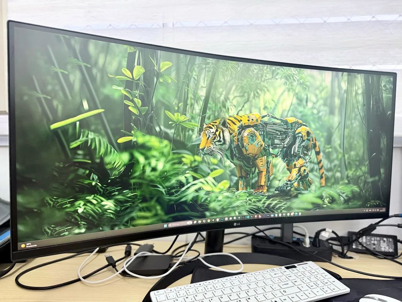 Monitor UltraWide curvo de 34 polegadas com resolução WQHD