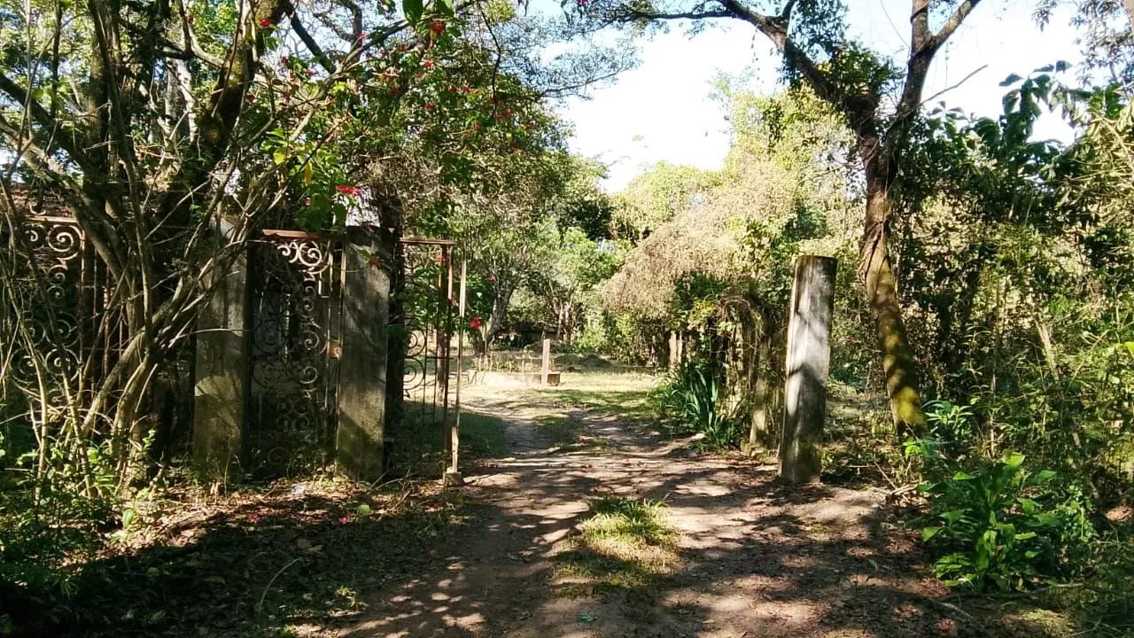 Vendo terreno 1000 MTS com befentorias perto de Divinópolis. Cel/ whatsapp *