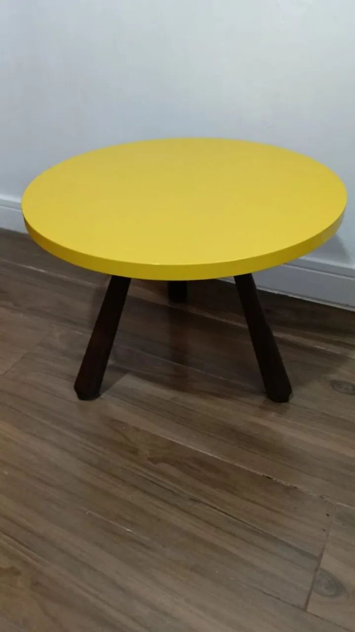 Mesa de centro amarela