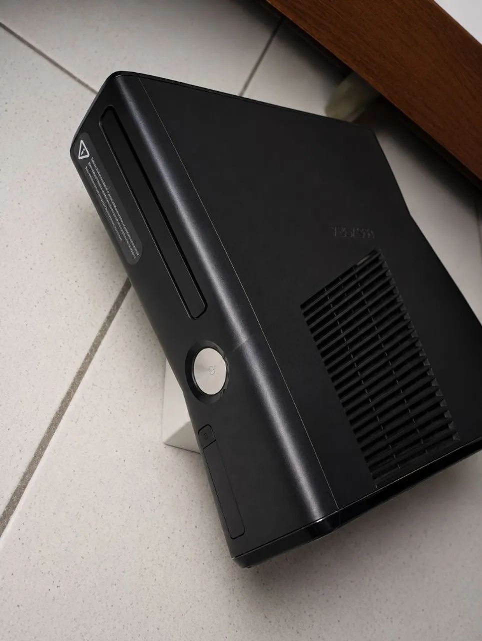 XBOX 360 COM DEFEITO,2 CONTROLES,FONTE E CABOS. - Foto 2