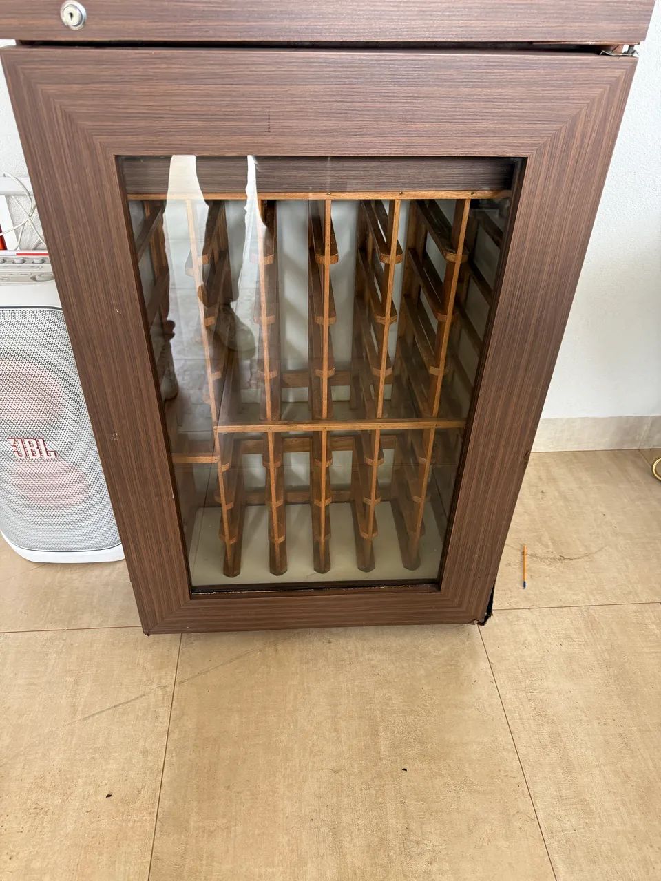 Adega de vinhos refrigerada de Madeira. Artesanal
