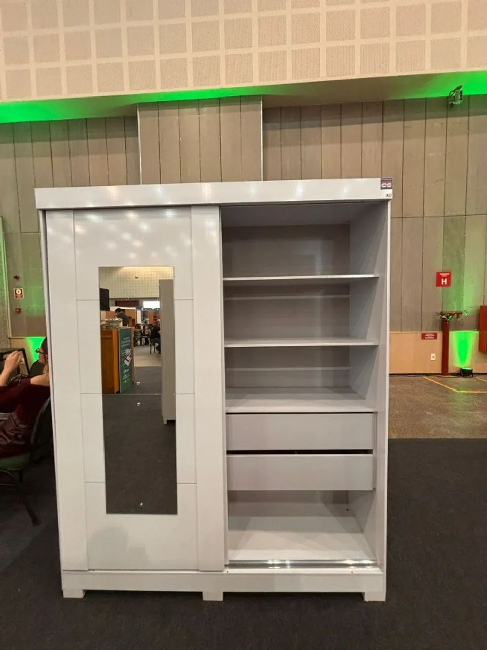 Elegância e Funcionalidade em Cada Detalhe: Guarda-Roupa Helena com Porta Espelhada - Foto 2