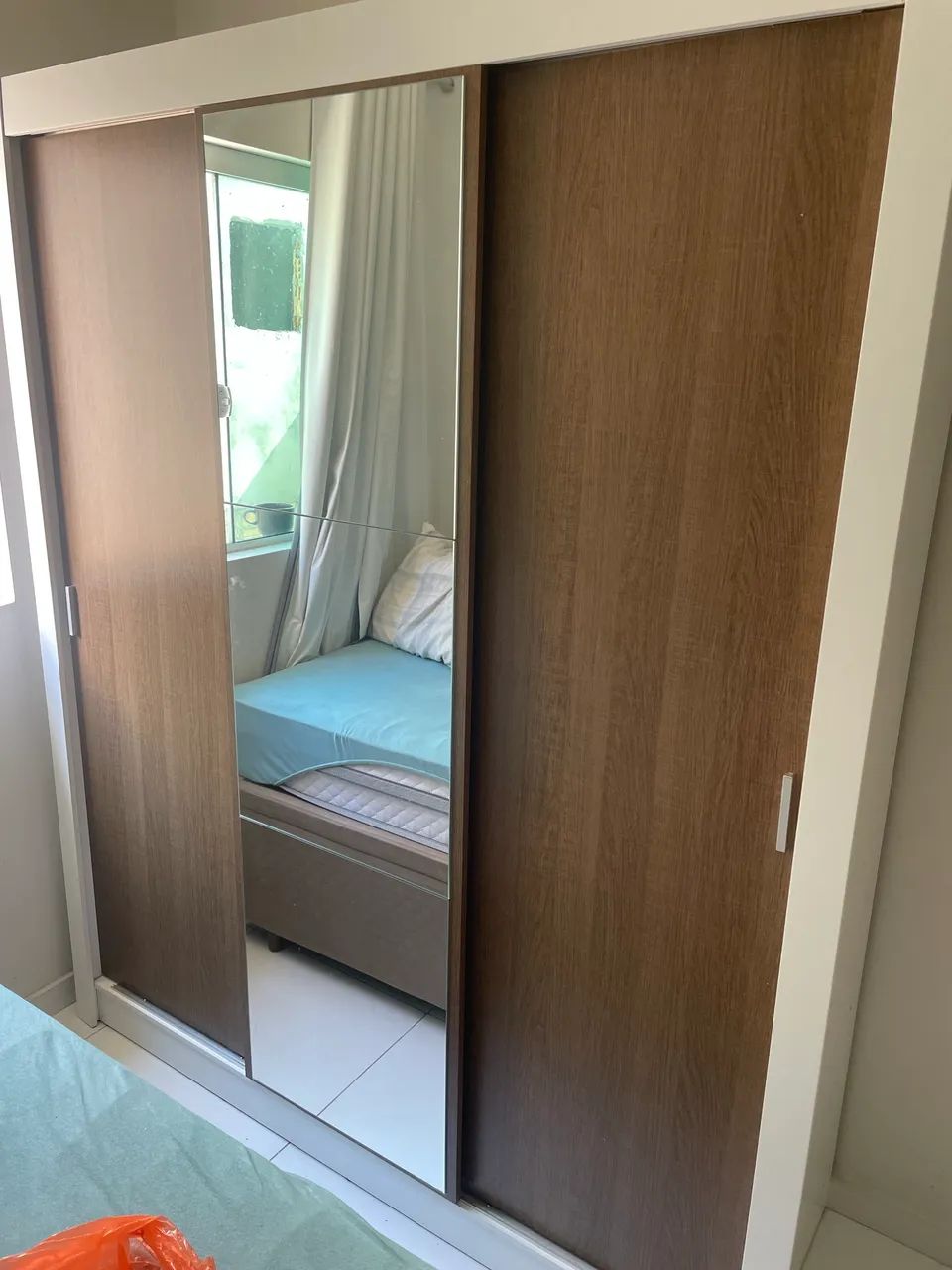 Guarda roupas duas portas com espelho semi novo - Foto 3